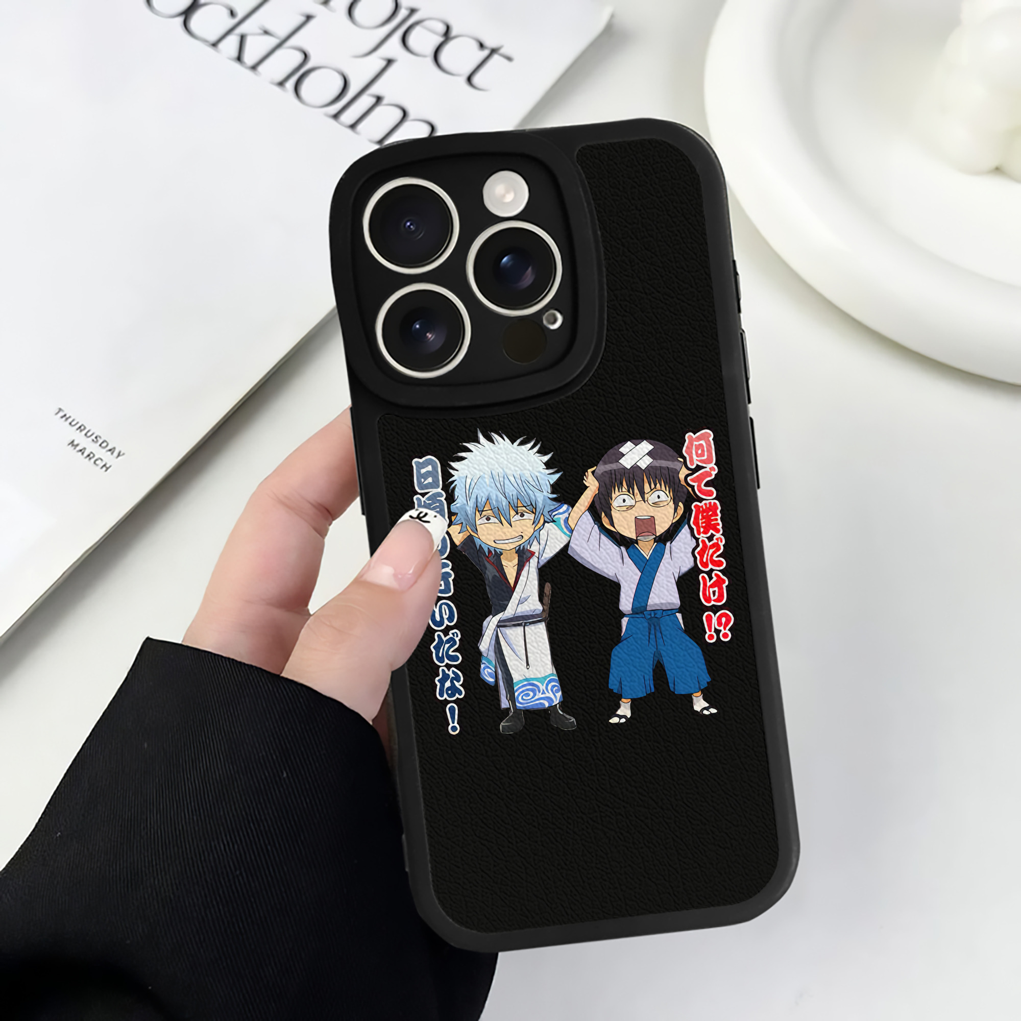（画像用） ぎんたま 坂田銀時（さかたぎんとき） 神楽 志村新八（しむら しんぱち） GINTAMA Sakata Gintoki Kagura Shimura Shinpachi 【iPhone 16シリーズ対応】シリコンスマホケース（レザー調） 材質：シリコン